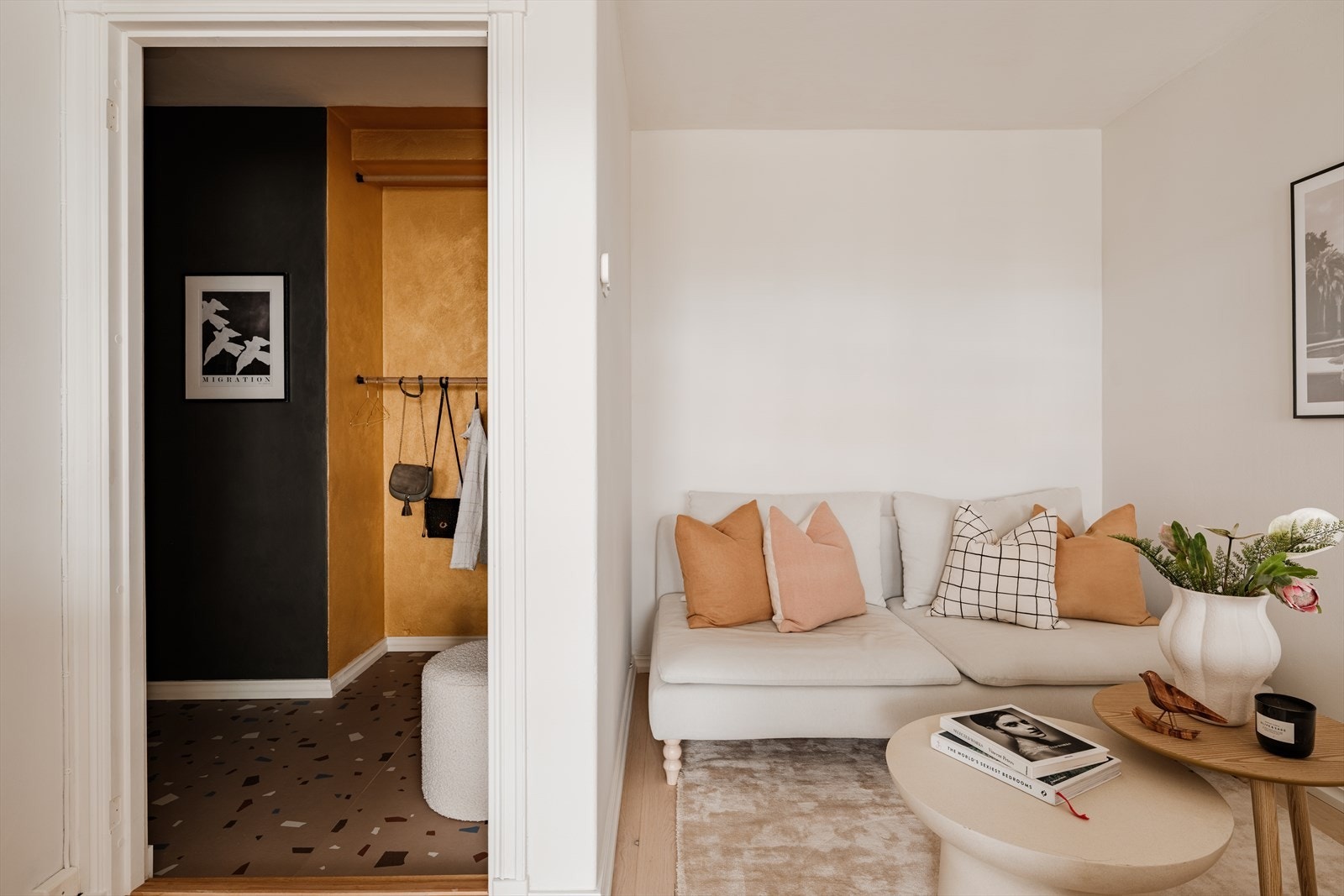 Fra entréen er det videre adkomst til boligens øvrige rom Galleribilde