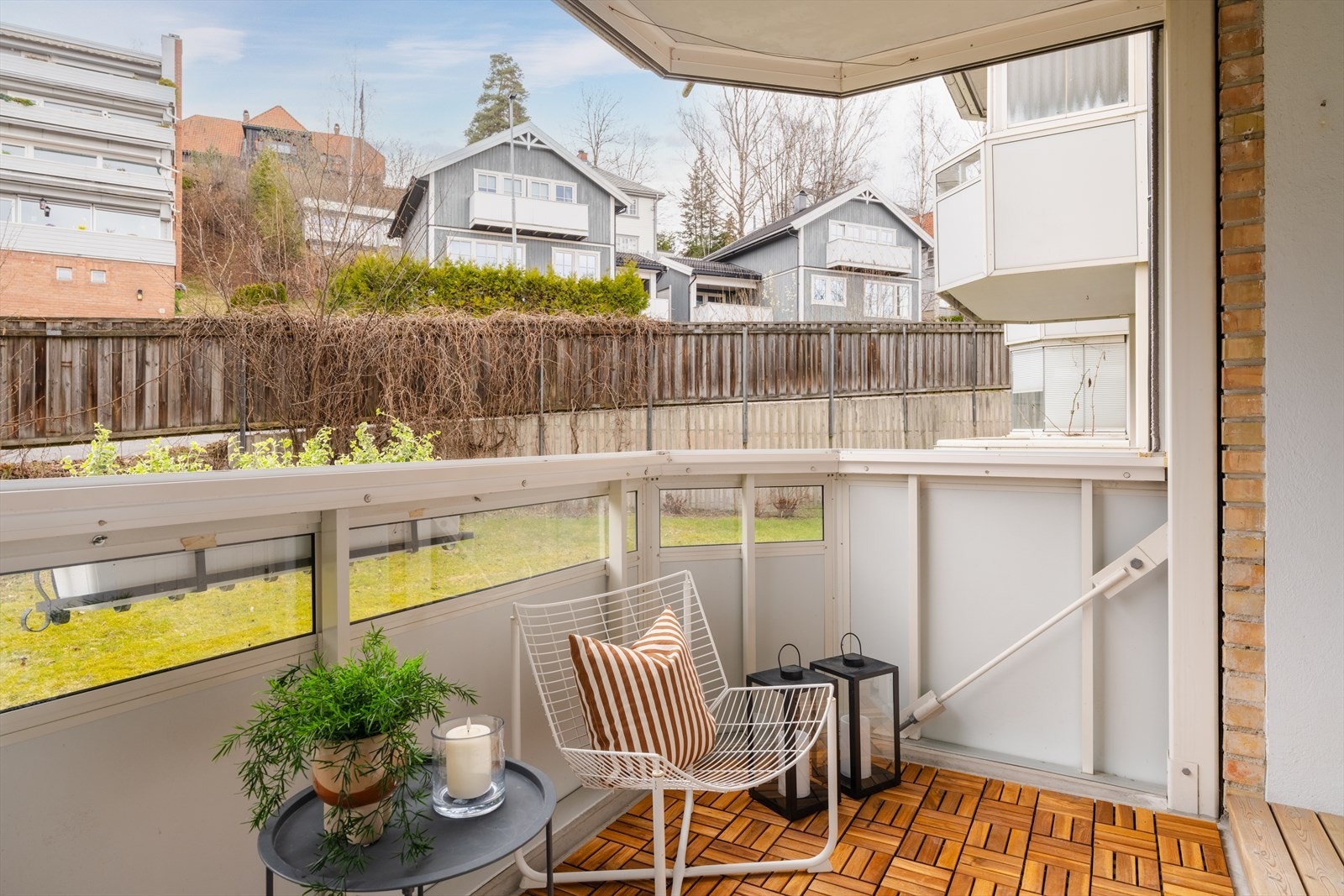 Balkongen vender mot grønn og idyllisk bakhage Galleribilde