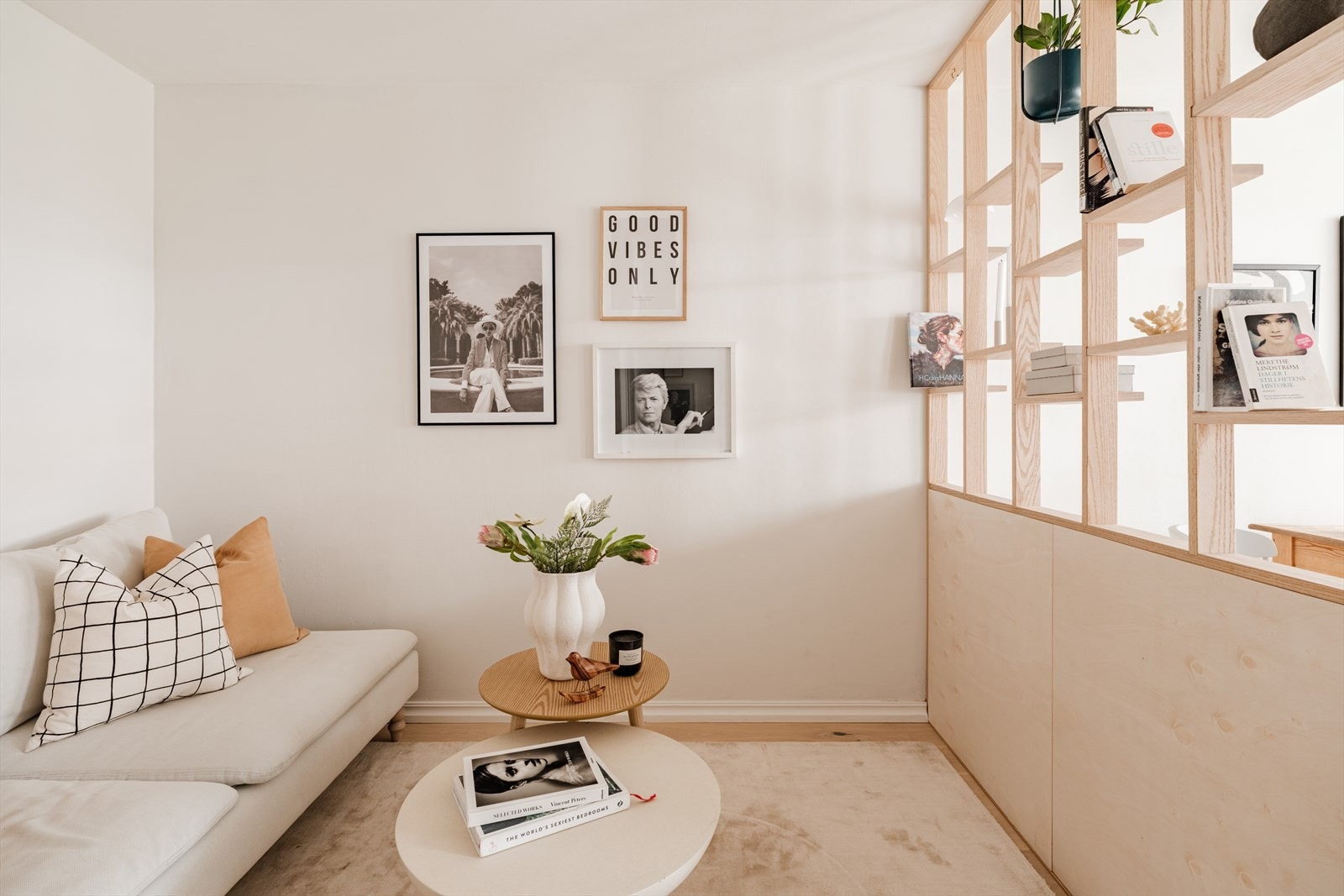 Stuen er lys og innbydende med gode møbleringsmuligheter - det er fint plass til å innrede med både sofa, salongbord og medie-møblement Galleribilde