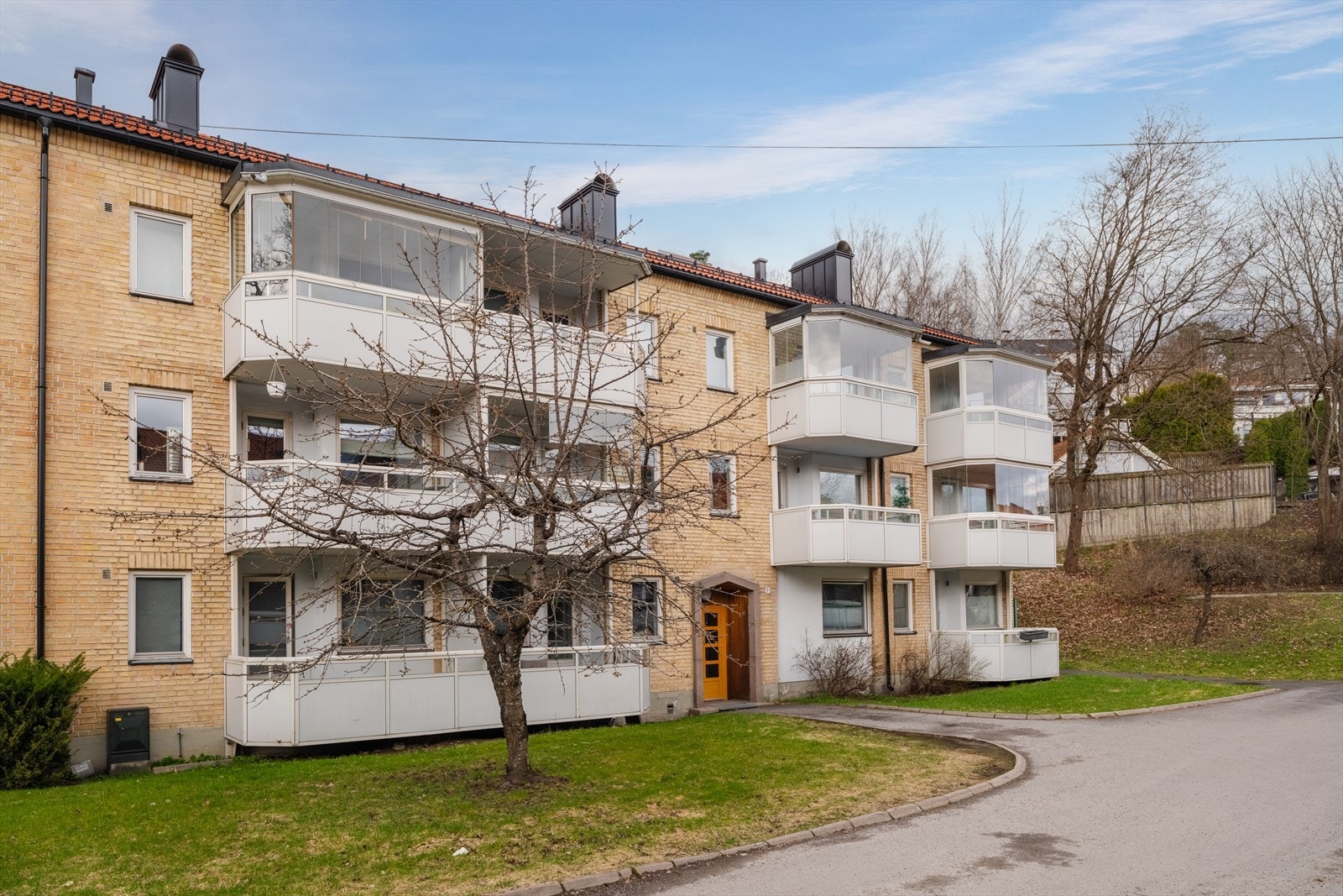 Boligen ligger i et rolig og tilbaketrukket veletablert villaområde, samtidig som man bor sentralt med kort vei til servicetilbud, buss og T-bane Galleribilde