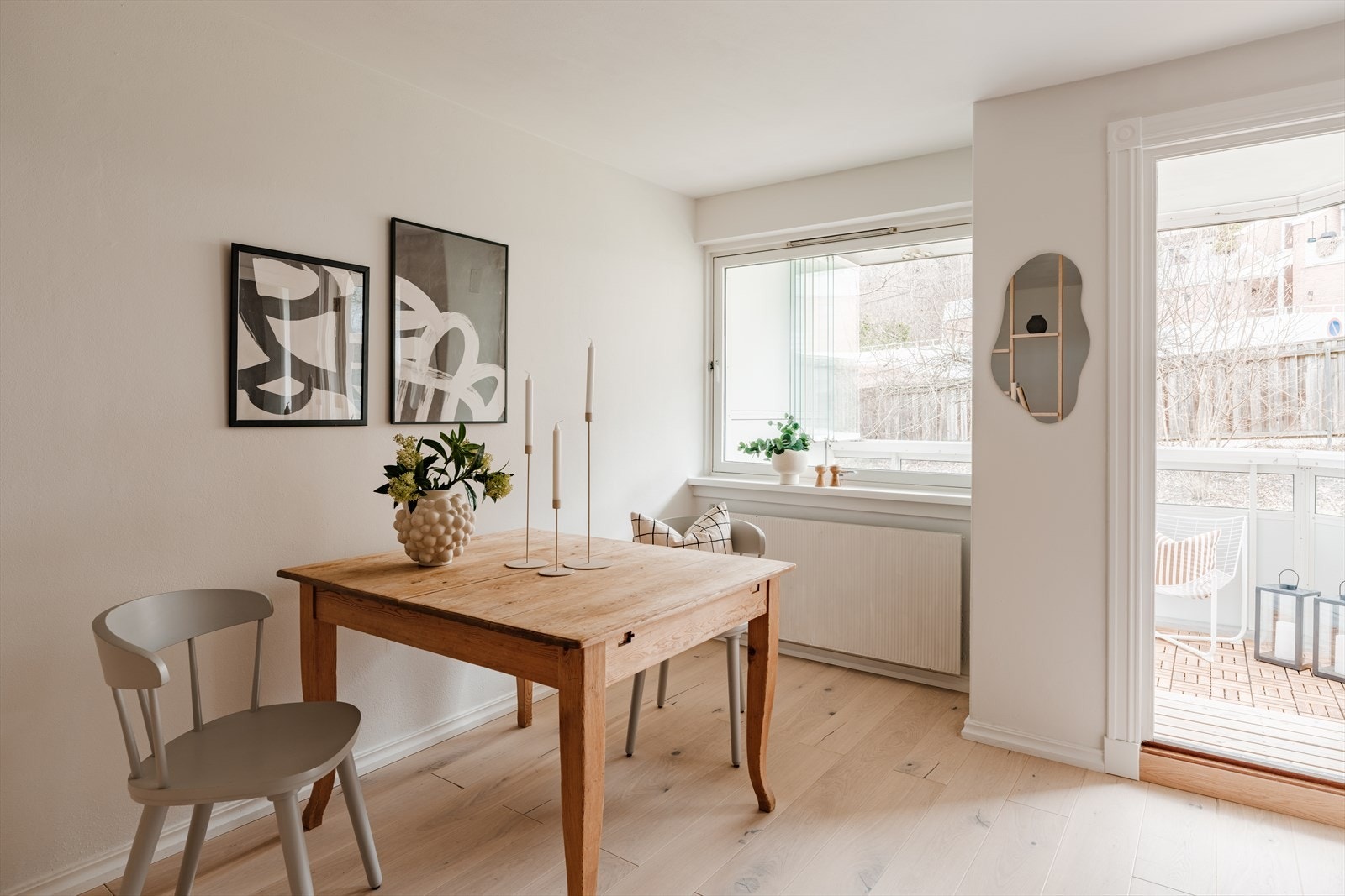 Ved kjøkkenet er det plass til en hyggelig spisegruppe. De store vindusflatene bidrar til rikelig med naturlig lys i rommet Galleribilde