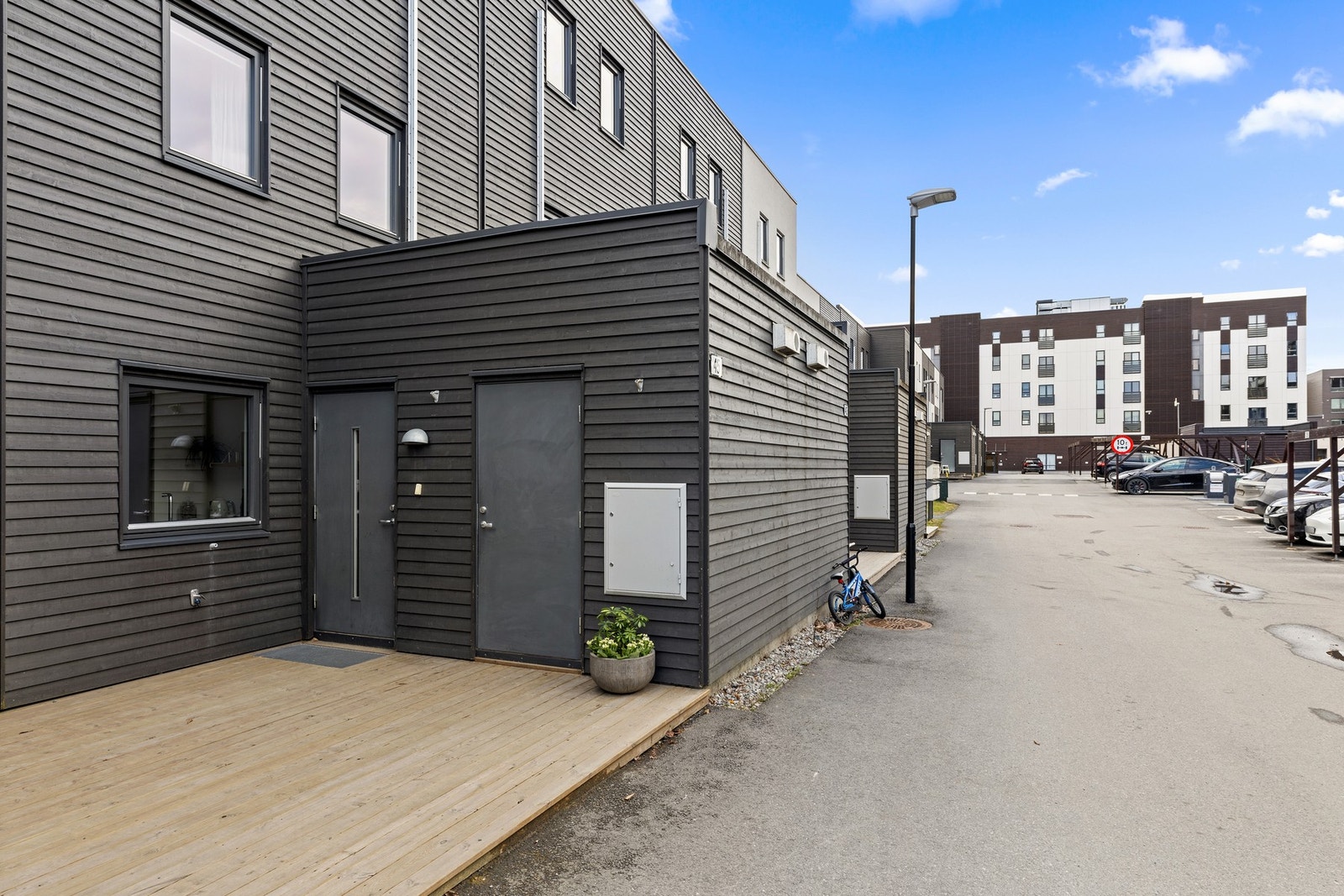 Boligen har en nordøstvendt platting på 8 kvm i tilknyttning til inngangspartiet. Innbydende inngangsparti hvor man kan nyte morgenkaffe med morgensol! Galleribilde