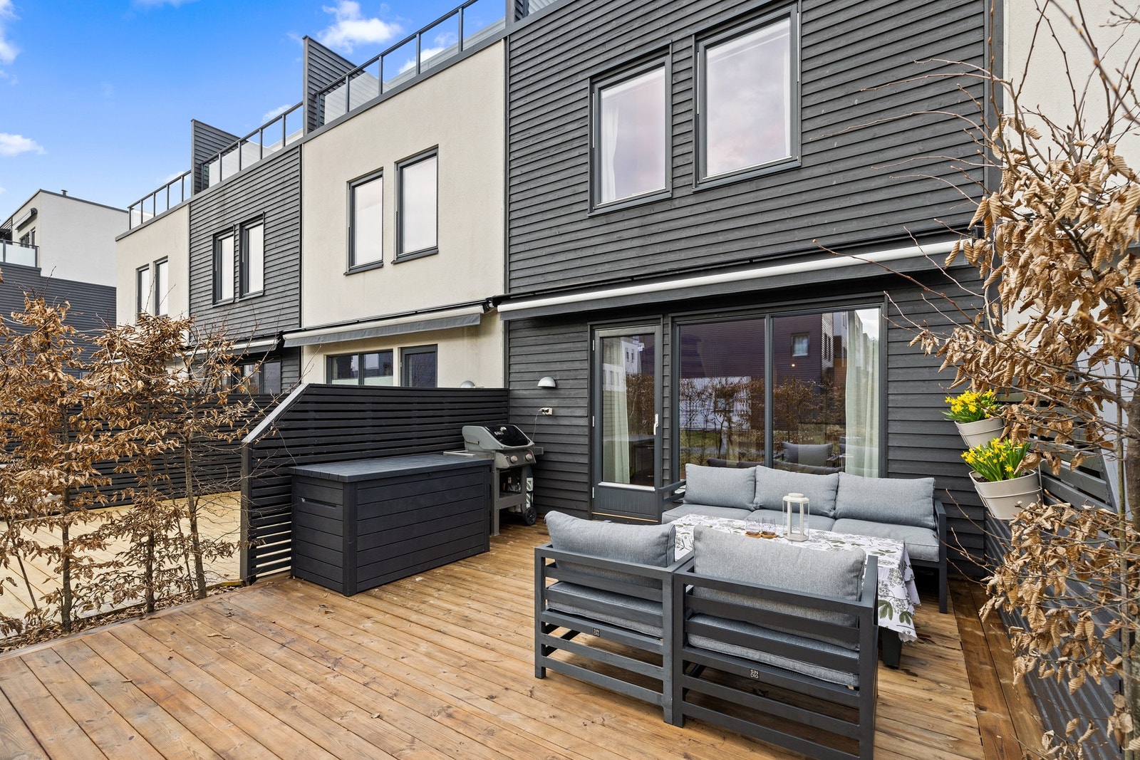 Terrassen på 14 kvm. fungerer som en forlengelse av boligens stue i sommerhalvåret og gir ekstra rom for å nyte de lange og varme sommerkveldene Galleribilde