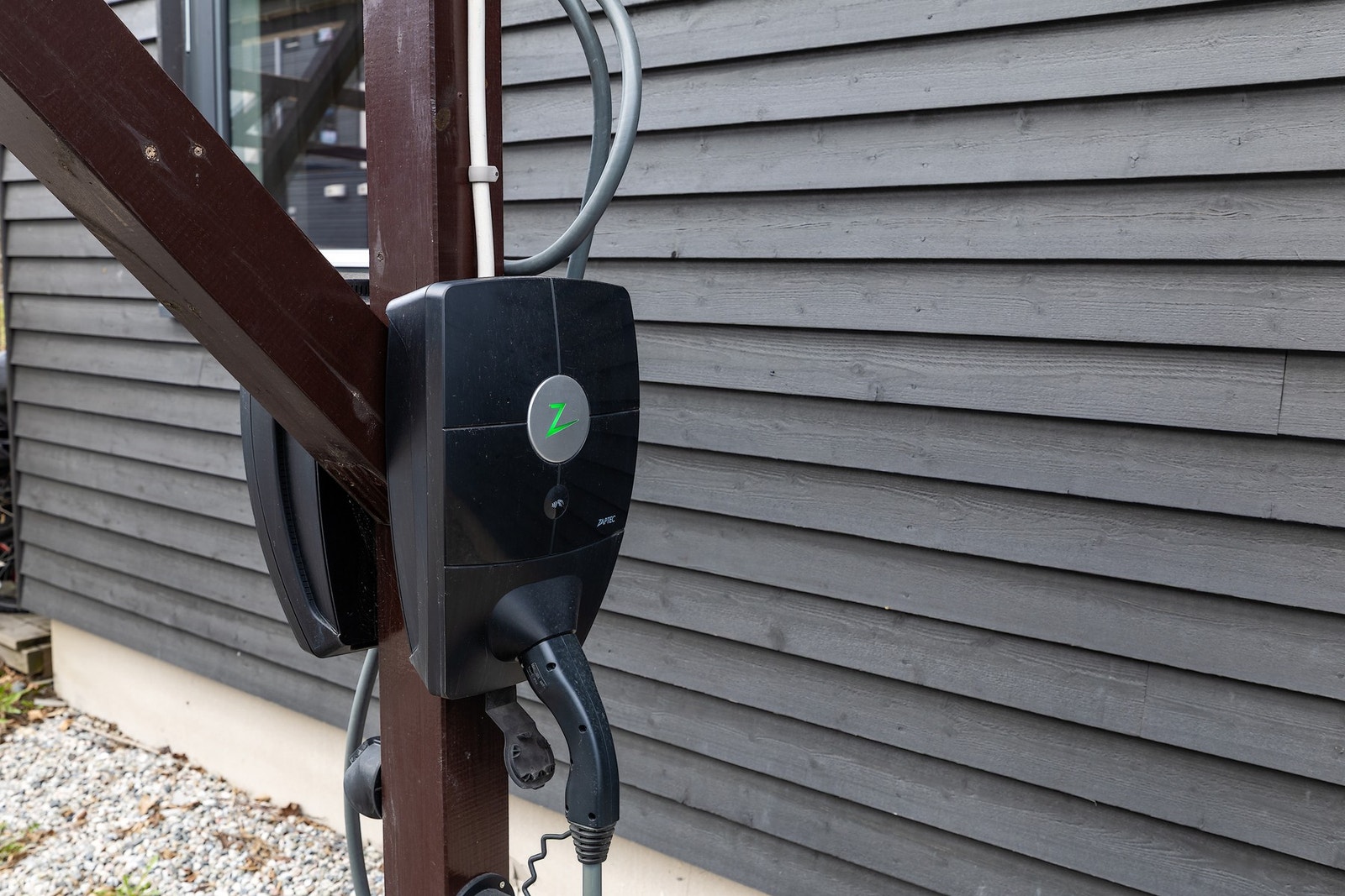Parkering i carport med montert Elbil lader Galleribilde