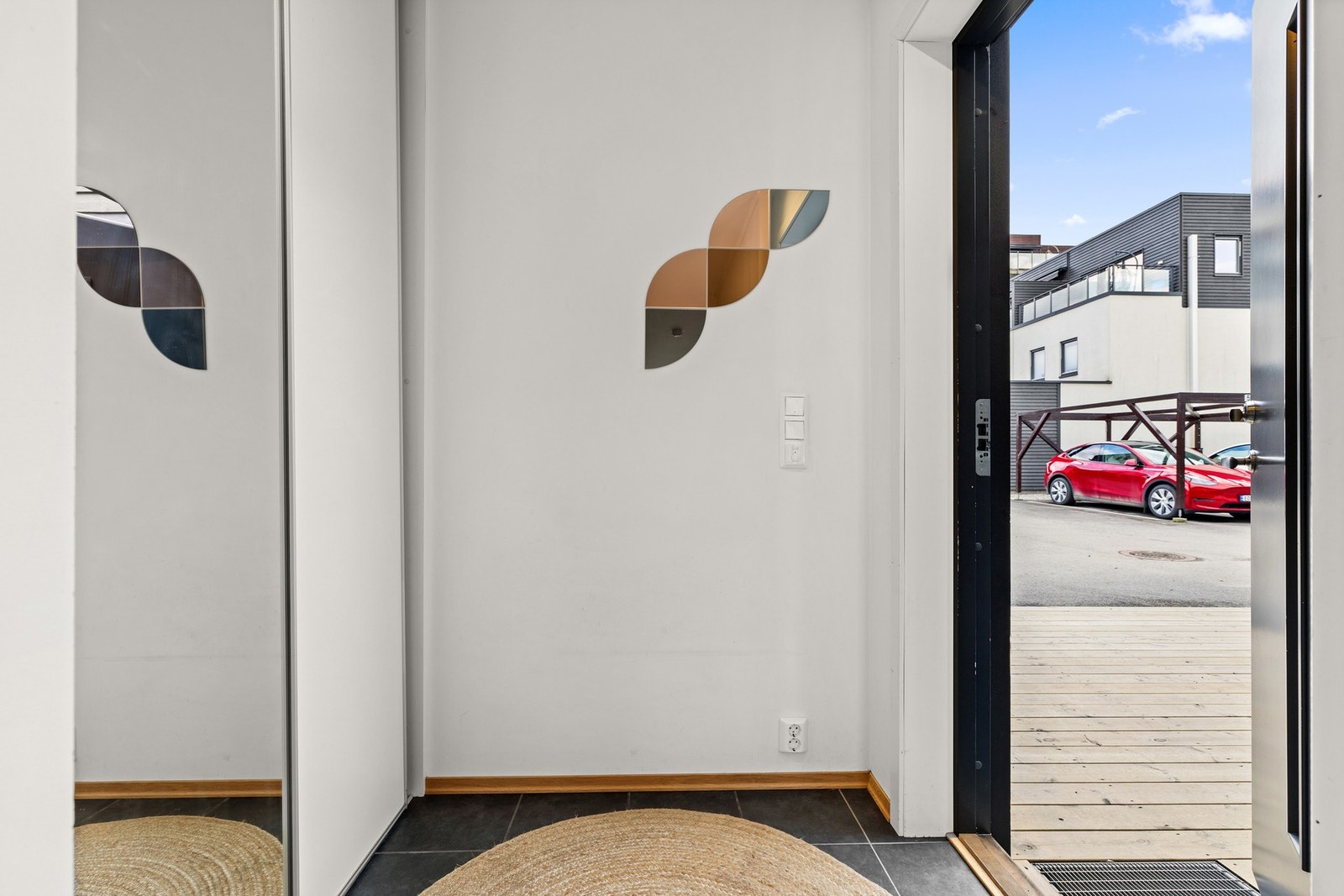Lys og pen entre med mørkegrå fliser på gulvet (30x30) med gulvvarme. God oppbevaring i skyvedørsgarderobe Galleribilde