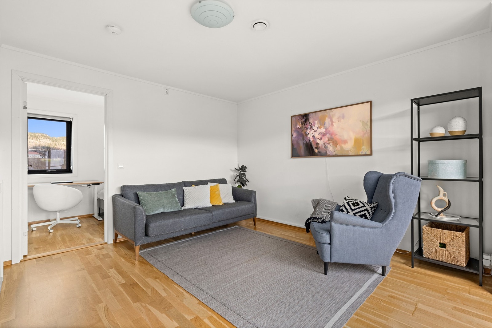 3 etasje har ekstra TV-stue, gjesterom/kontor (soverom 4) og takterrasse Galleribilde