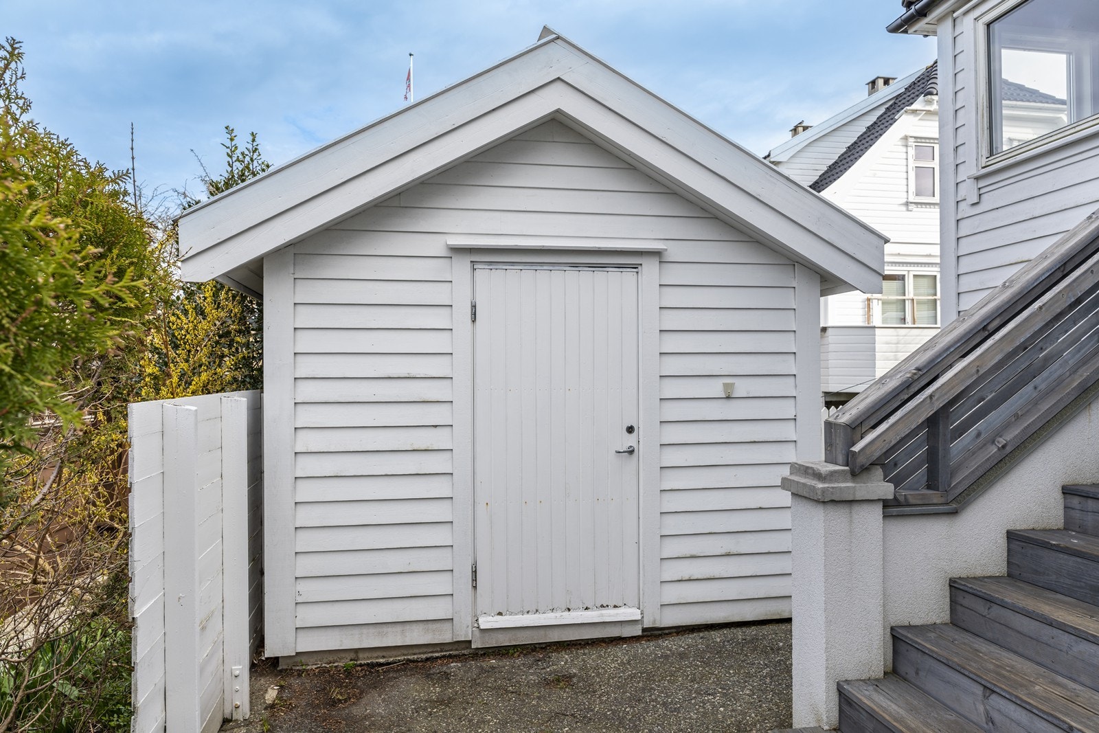 Utvendig bod av god størrelse. Perfekt for ekstra oppbevaring. Galleribilde