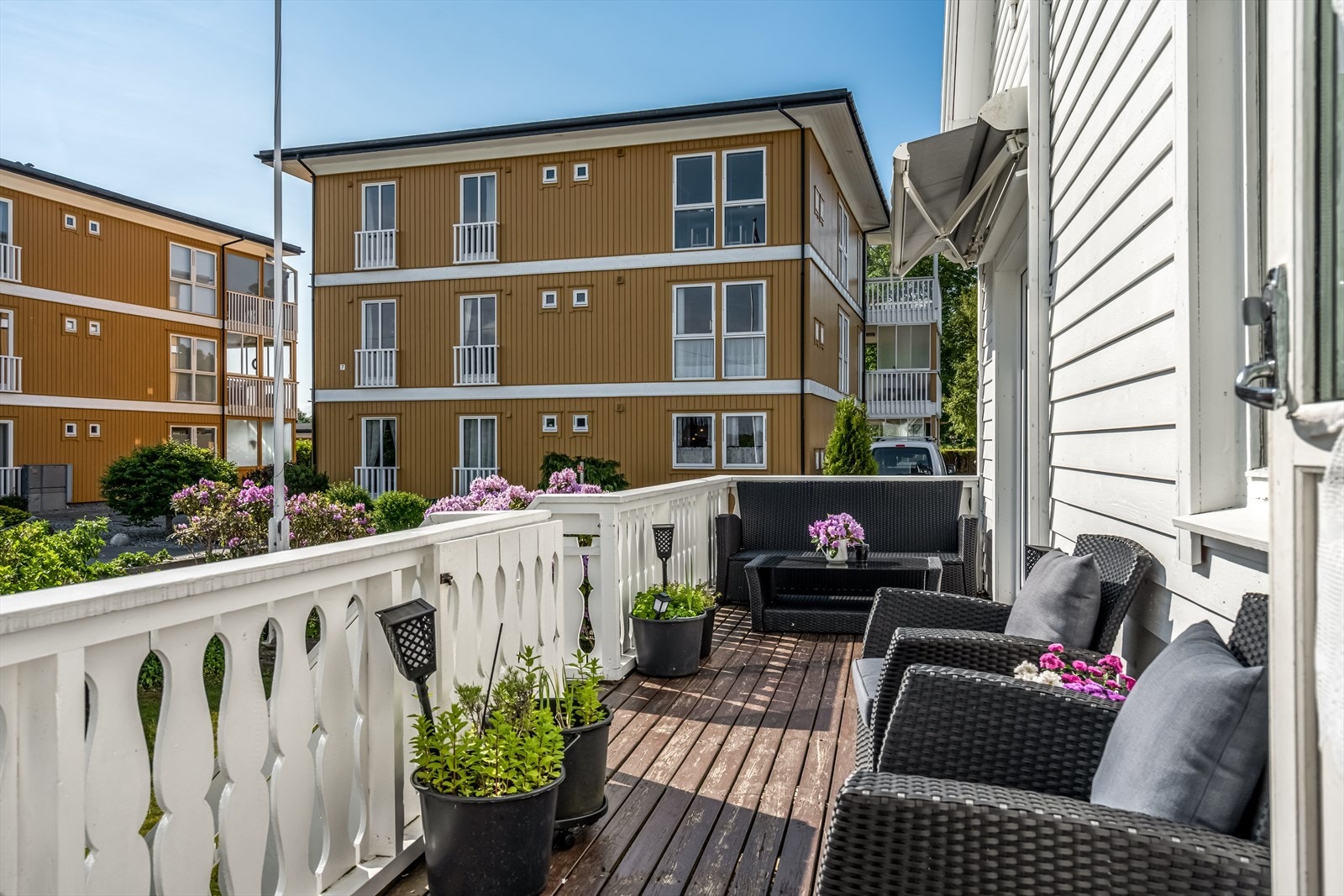 Eldre bilde som viser hvordan uteområdet er på sommertid. Galleribilde