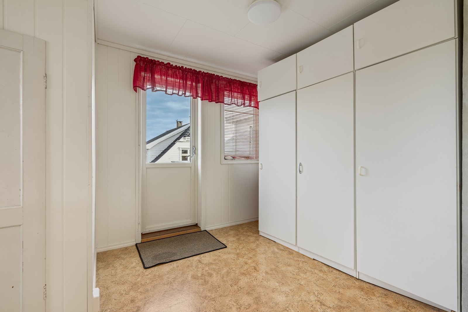 Gang i loftsetasjen med god plass til garderobe og ekstra oppbevaring. Galleribilde