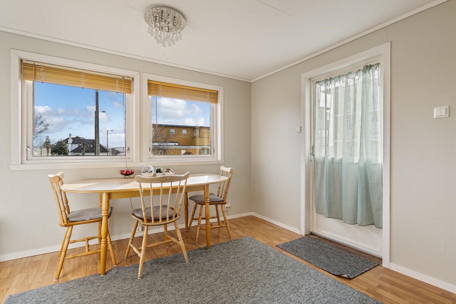 Spiseområde på kjøkken med direkte utgang til terrasse. Galleribilde