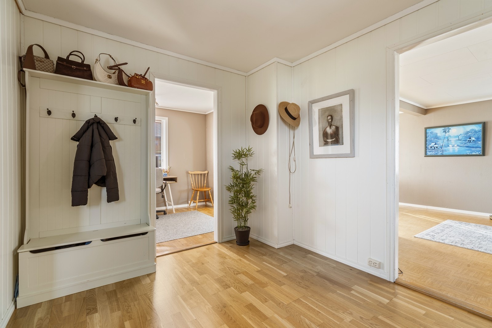 Romslig gang med gode oppbevaringsmuligheter. Galleribilde