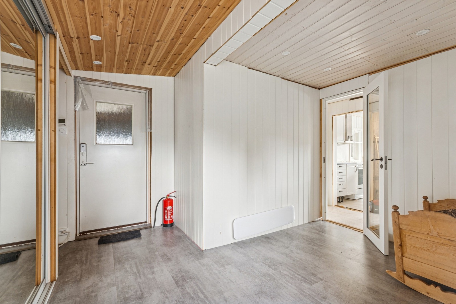 Det er en romslig entré med integrert skyvedørsgarderobe med speildører. Det er også god plass til kommode, jakkeoppheng og skohylle. Galleribilde