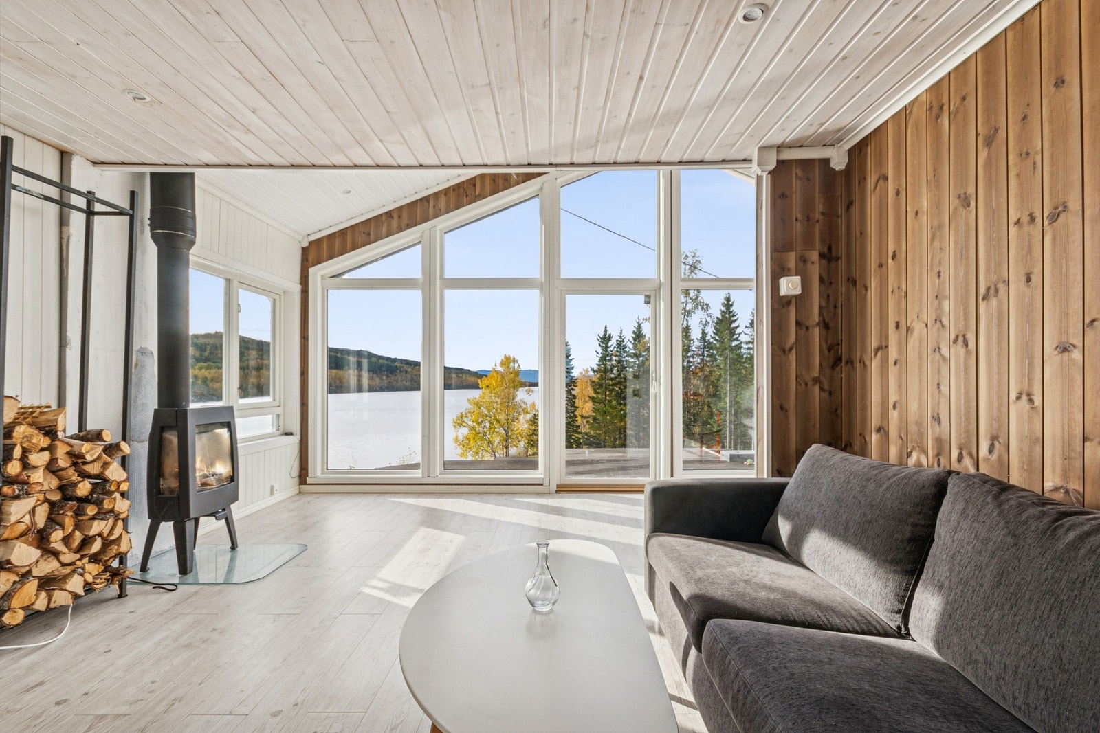 Stua er lys og romslig, og det er store vindusflater som slipper inn mye naturlig lys. Galleribilde