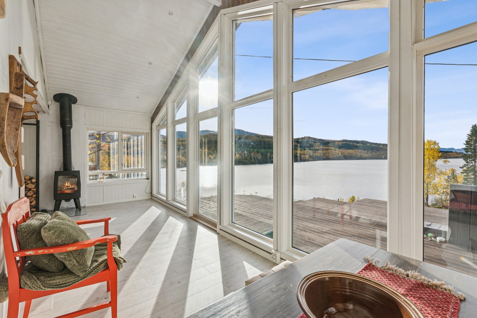 Her er det utgang til en praktisk balkong med gode solforhold og nydelig utsikt. Galleribilde