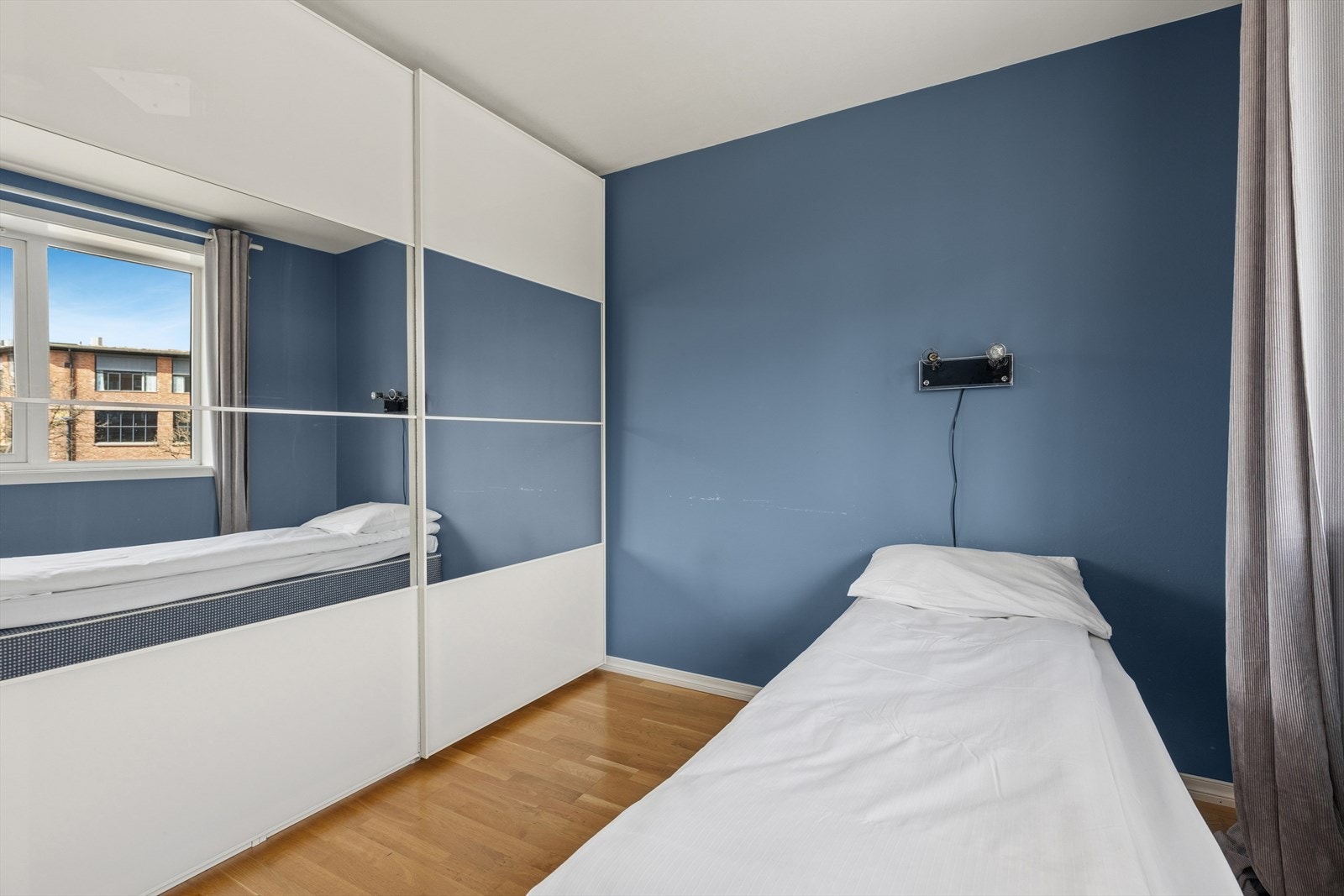 Hoved soverommet har i tillegg en stor skyvedørsgarderobe. Galleribilde