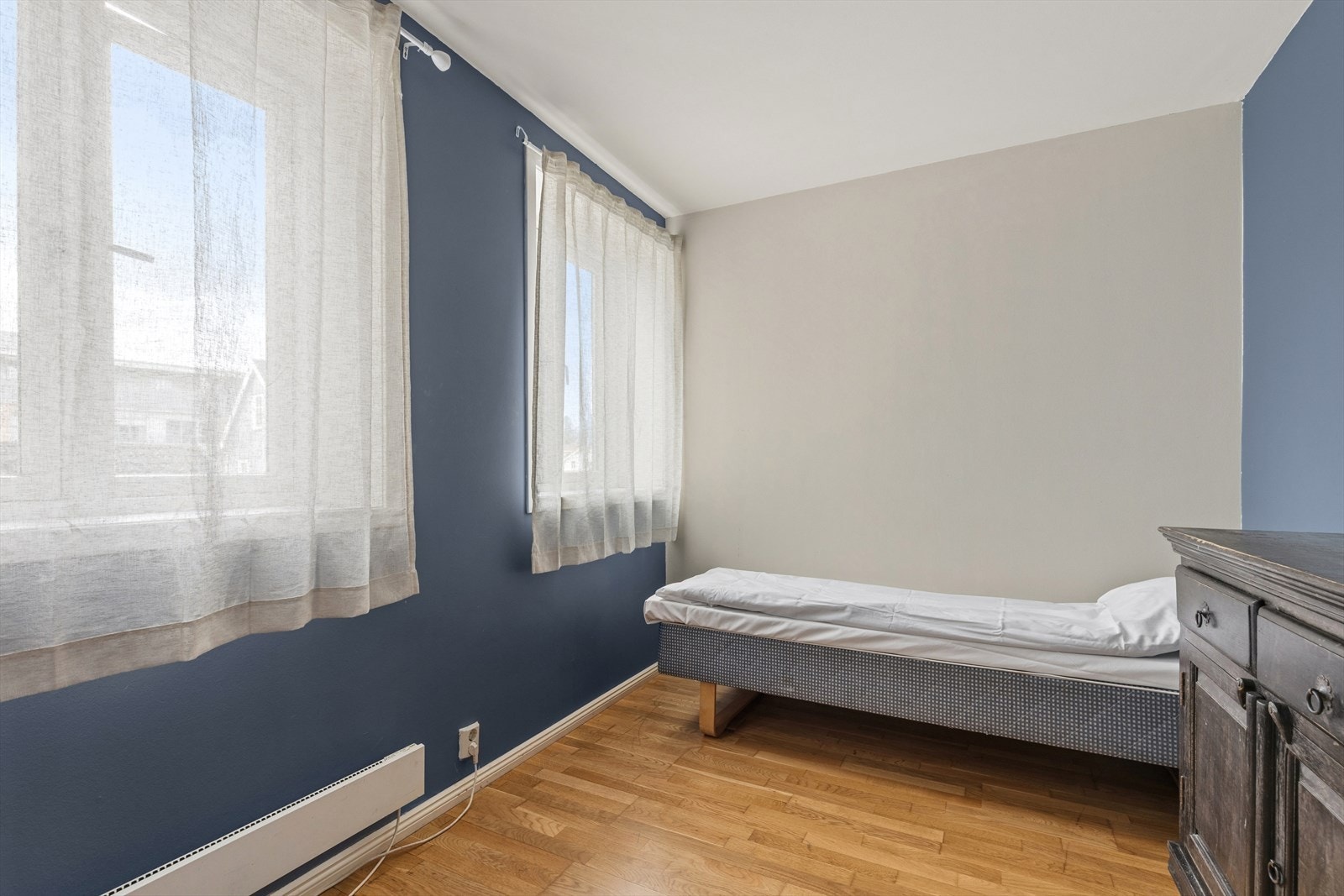 Begge soverommene har parkett på gulv og er malt i moderne og tidsriktige farger. Det er plass til både seng og skap. Galleribilde
