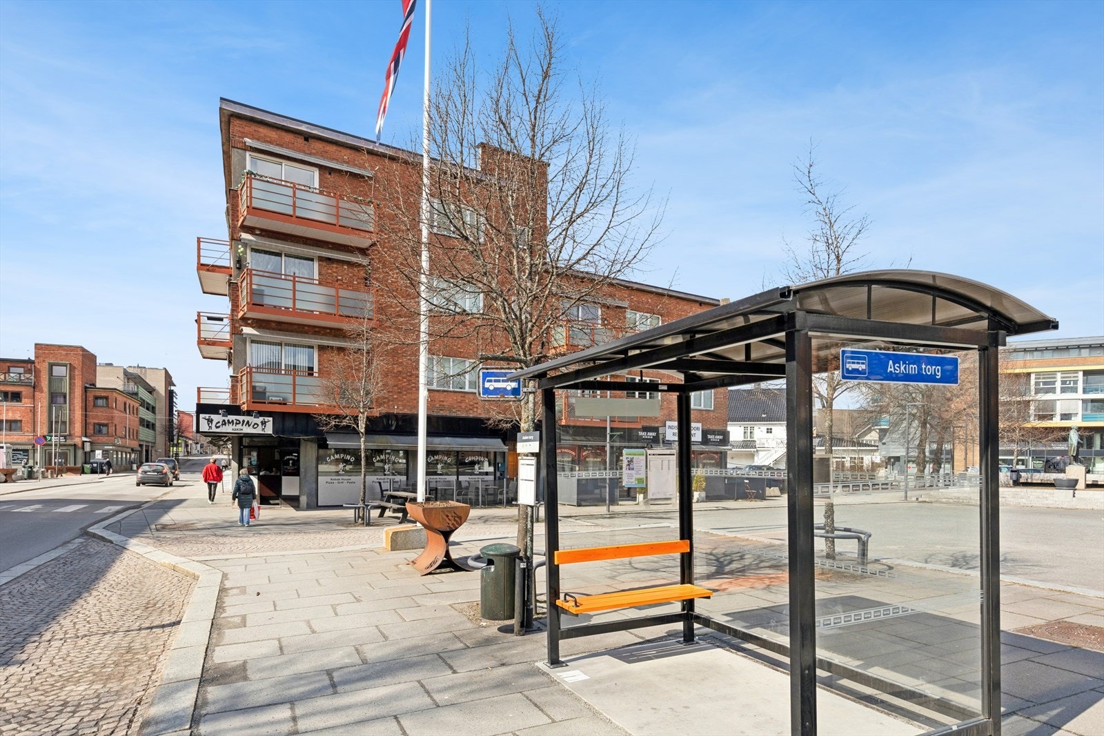 Du finner bussholdeplassen rett utenfor døren og det er ca. 5 minutters gange til togstasjonen. Galleribilde