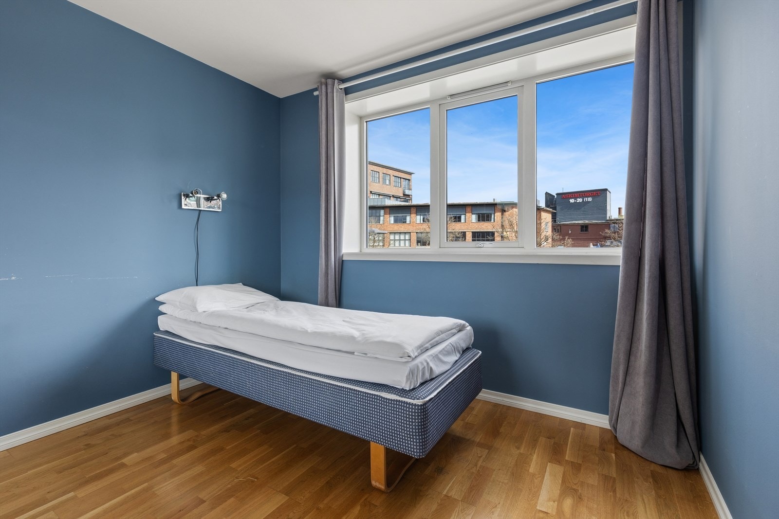 Begge soverommene har parkett på gulv og er malt i moderne og tidsriktige farger. Det er plass til både seng og skap. Galleribilde