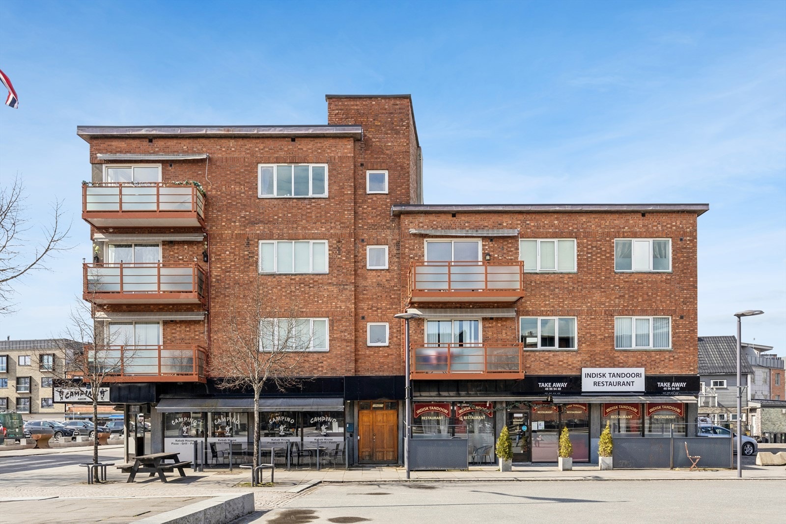 Leiligheten ligger i 2.etg. med balkongen vendt ut mot Askim Torget. Galleribilde