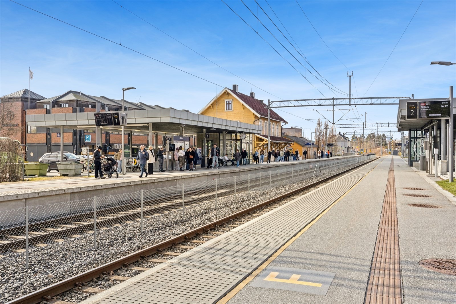 Det er under 5 minutters gange til Askim stasjon. Toget har hyppige avganger og tar deg til Oslo S på 45 minutter. Galleribilde