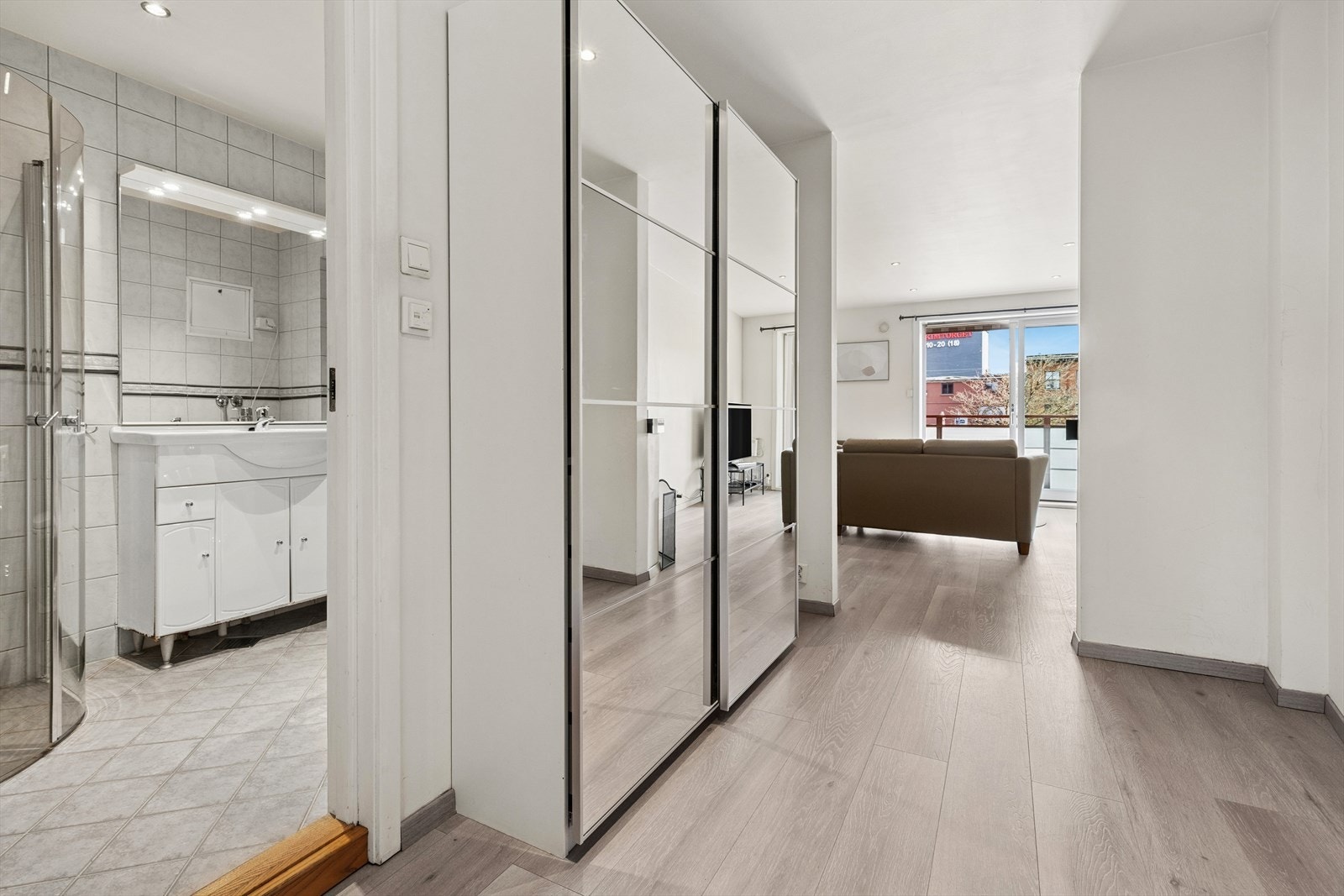 Entré med romslig skyvedørsgarderobe og god plass til sko- og yttertøy. Galleribilde