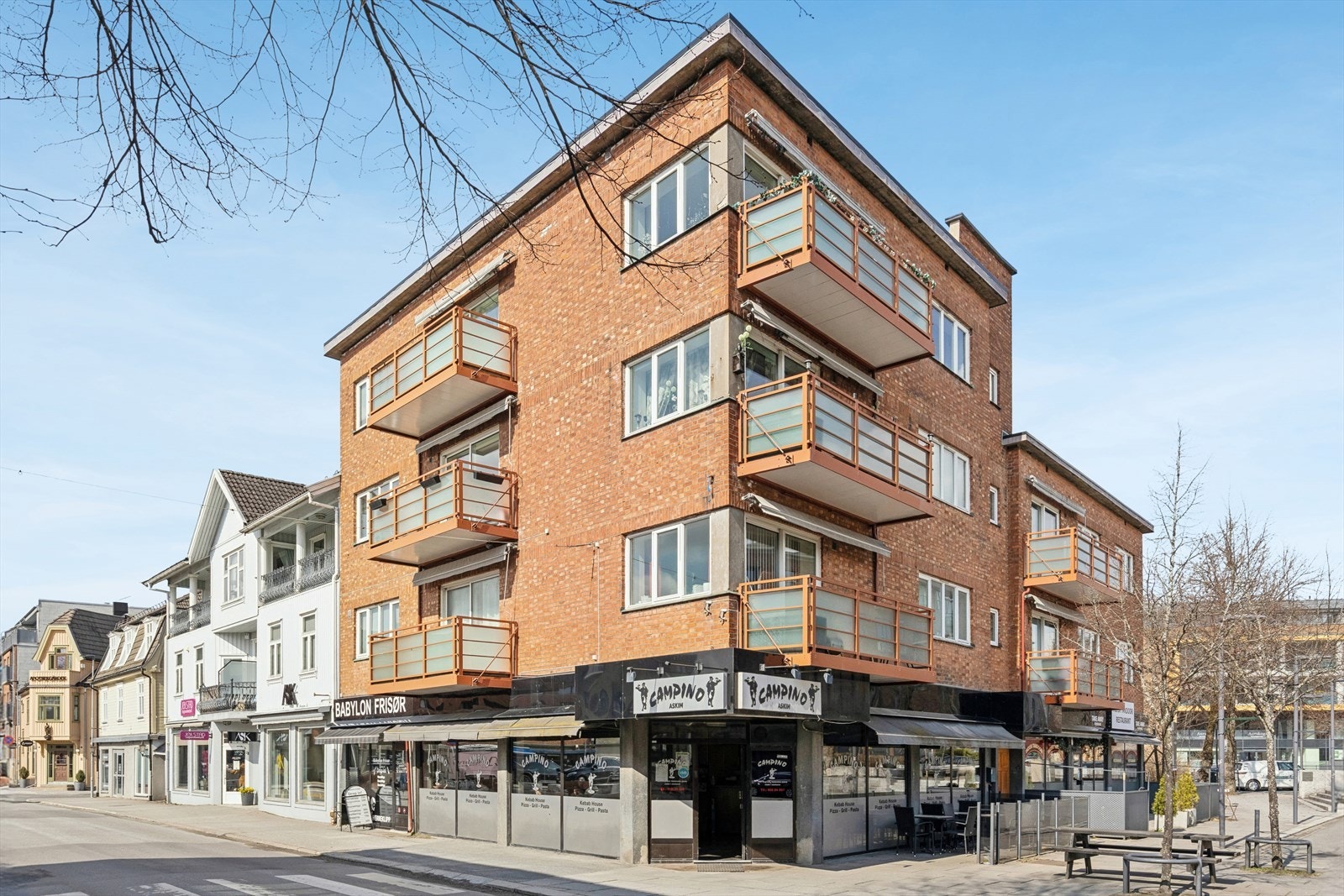 Takoverbygd østvendt balkong med flott utsikt mot Askim Torget. Galleribilde