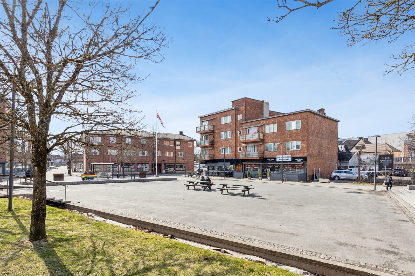 Leiligheten har en umiddelbar nærhet til butikker, spisesteder, og servicefunksjoner. Galleribilde