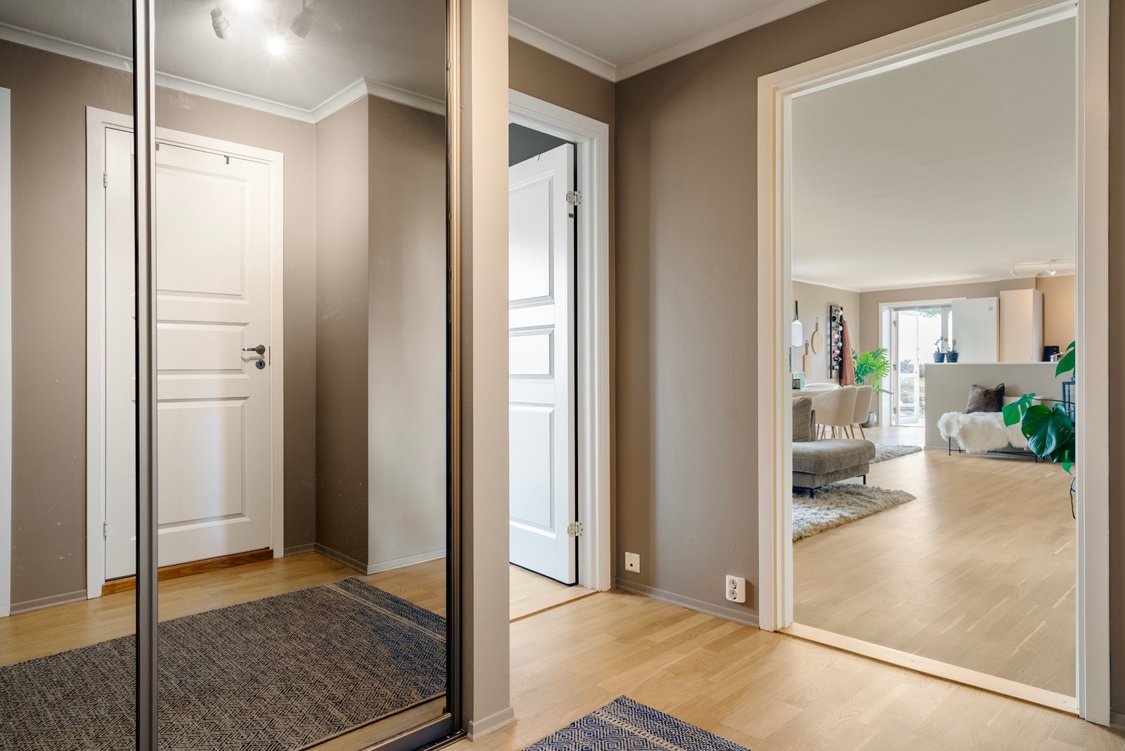 Skyvedørsgarderobe med speildører i entreen gir en ekstra åpen romfølelse samt ryddig og praktisk oppbevaring av yttertøy og sko Galleribilde