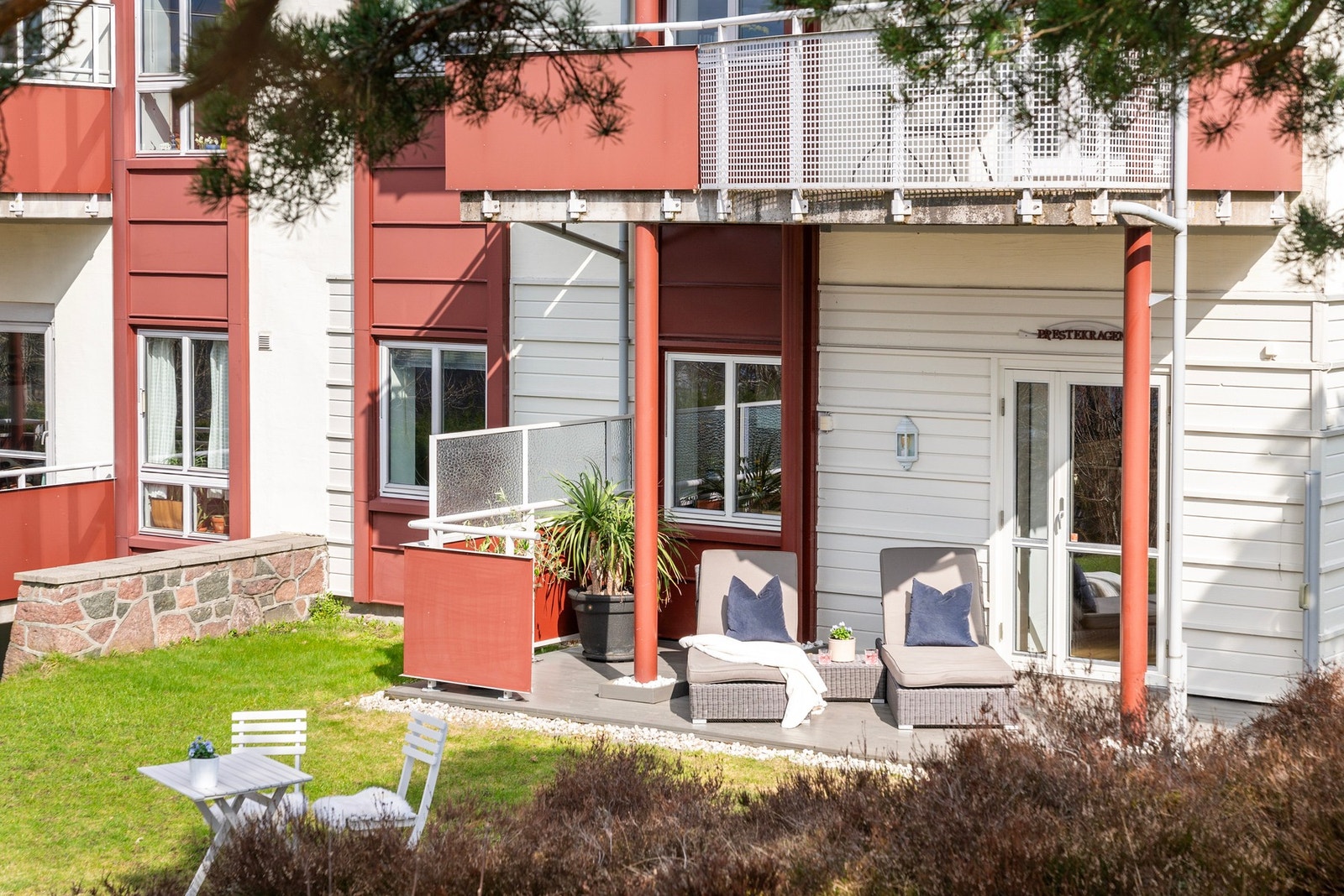 Balkongen over gir et fint overbygg og skaper en skjermet uteplass, uten å ta bort solinnslippet Galleribilde