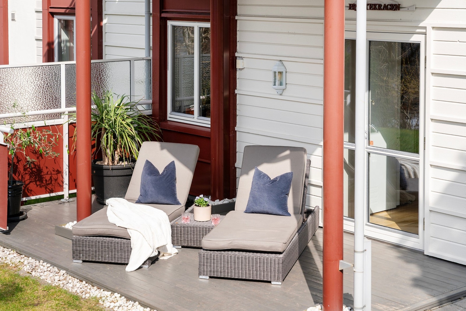 Kort vei fra kjøkken til terrasse - perfekt for å ta med seg koppen ut og nyte det fine været Galleribilde