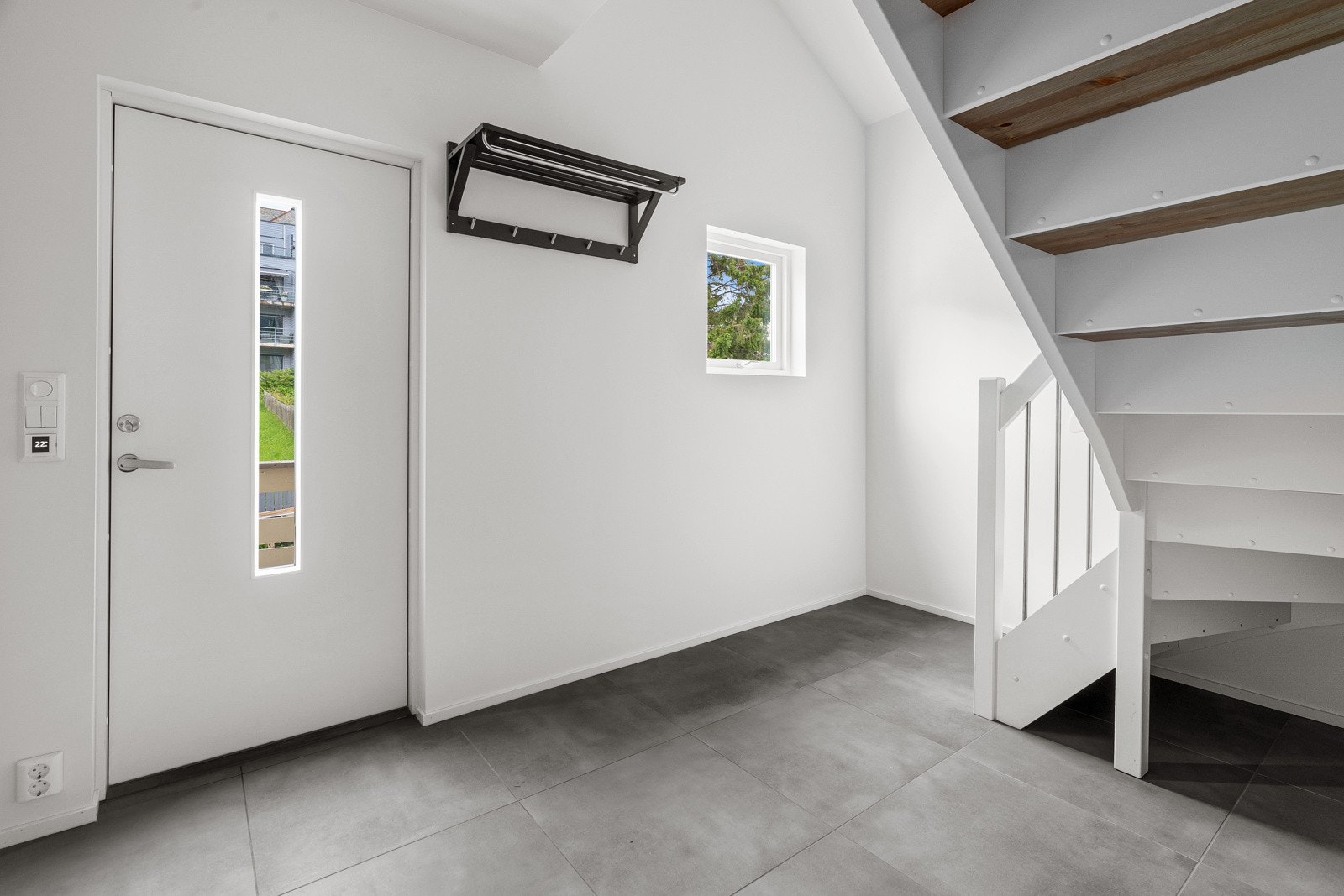 Lys og fin entré med trapp opp til 2.etasje.