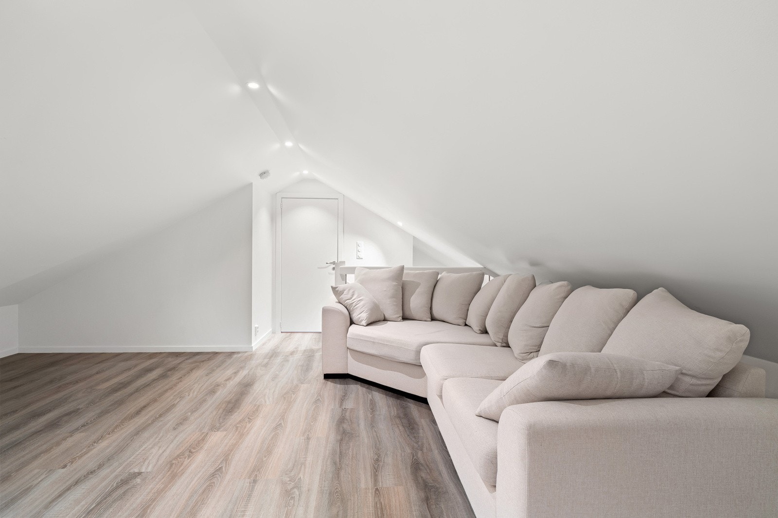 I 2.etasje finner du en stor loftsstue.