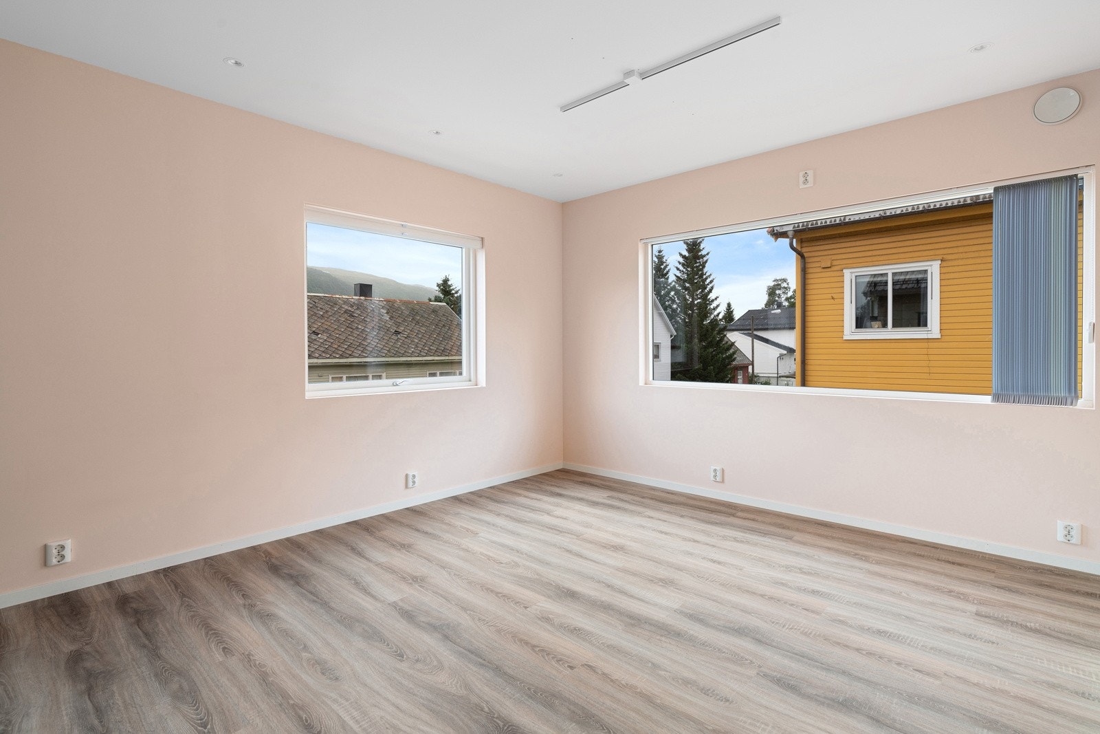 Boligen går over 2. etasjer og er renovert i 2021. Stor og åpen stue med rikelig innslipp av dagslys.