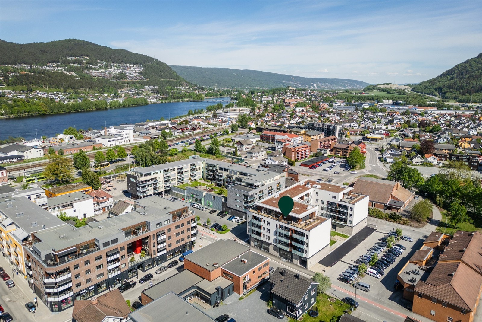 Mjøndalen stasjon ligger i kort gangavstand fra leiligheten og har gode forbindelser med tog eller buss til Kongsberg, Drammen og Oslo. Foto: Stine Prøitz Jørgensen Galleribilde