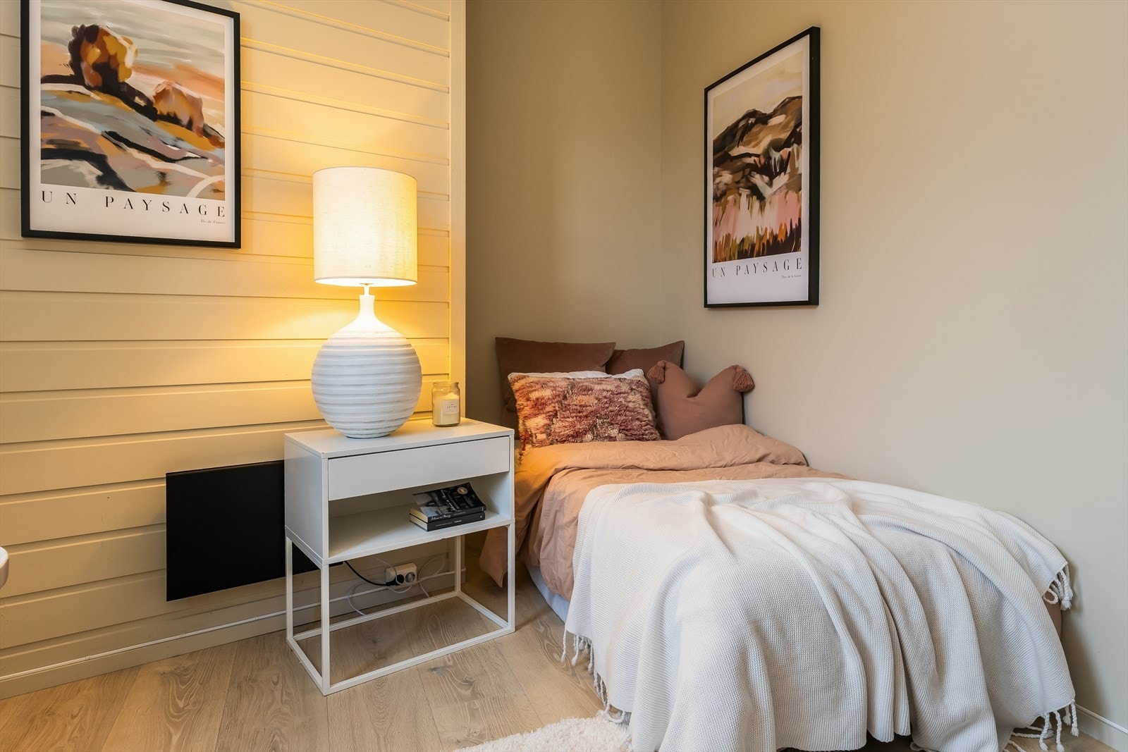 Leiligheten har nytt elektrisk anlegg og kurser. Det er også satt inn downlights og nye taklamper. Det gjøres oppmerksom på at soverommet ikke er godkjent. Se salgsoppgave for mer info. Galleribilde