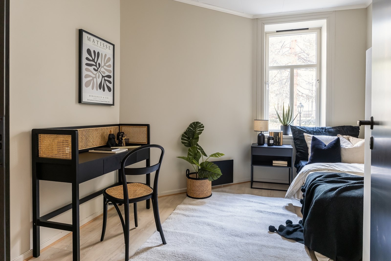 Leiligheten har 3 soverom + ekstra rom i kjeller. Rommet i kjeller er ikke omsøkt, men dette kan være mulig å gjøre til fordel for enda et ekstra soverom. Dette soverommet er på 9,5m² og har god plass til seng, skrivepult og garderobeløsning. Galleribilde