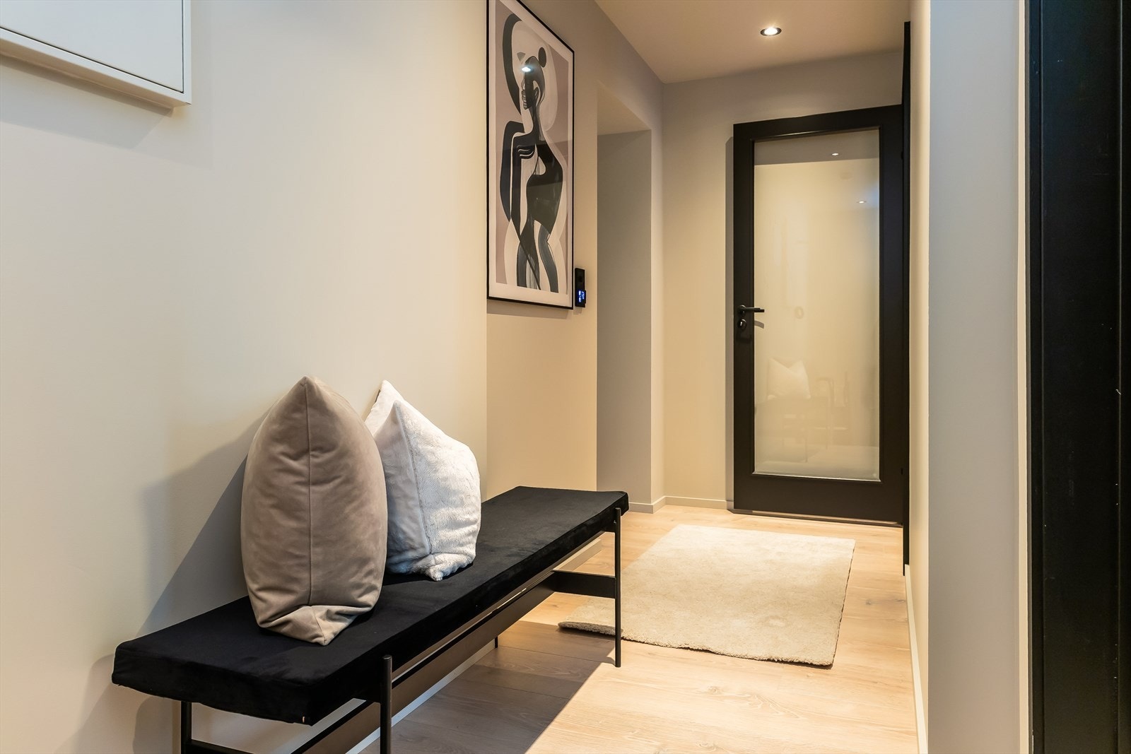 Leiligheten byr på et ekstra rom i kjeller som har entre via trapp i mellomgang. Rommet er tidligere brukt som soverom, men er ikke godkjent. Galleribilde