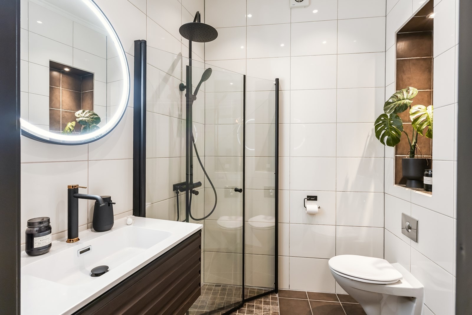 Moderne og flislagt bad med gulvvarme. Galleribilde
