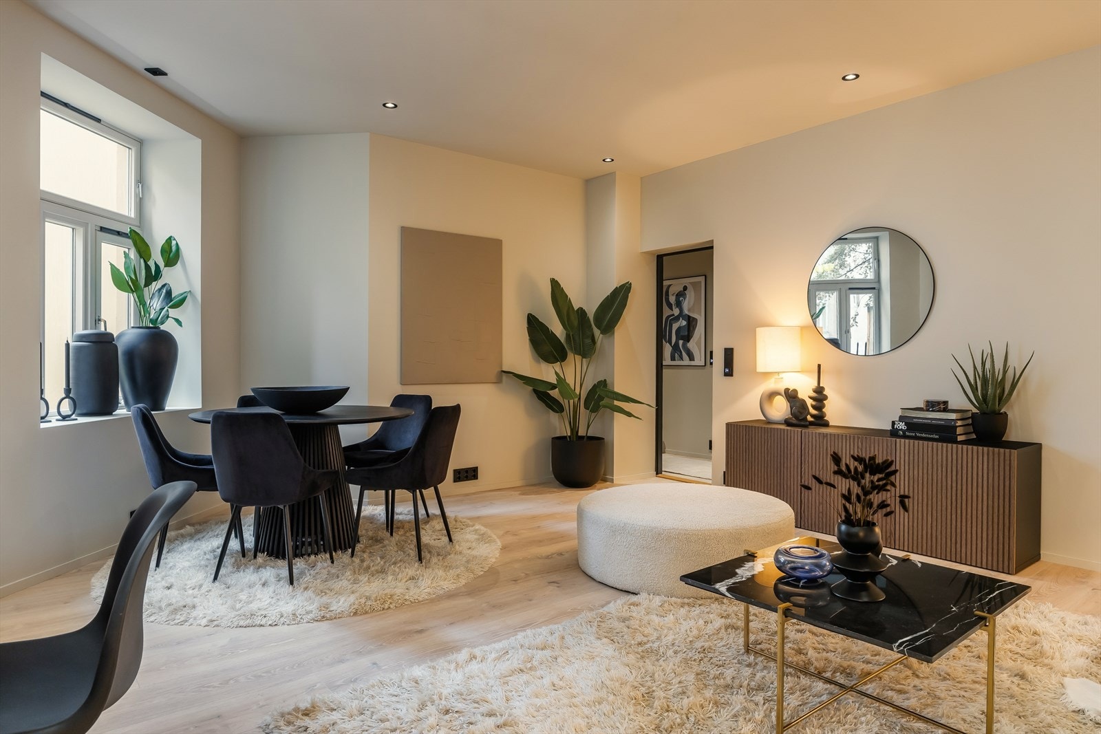 Det er god plass til spisegruppe i stue. Det er også mulig med barstoler ved kjøkkenøy for et par ekstra sitteplasser. Galleribilde