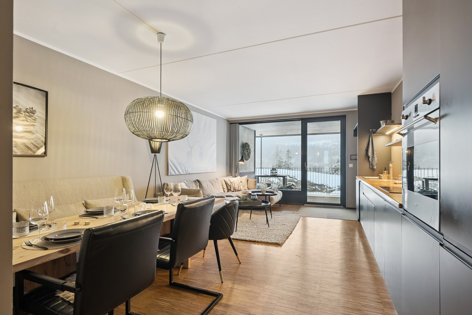 Lys og moderne stue med åpen løsning og utgang til solrik terrasse. Galleribilde