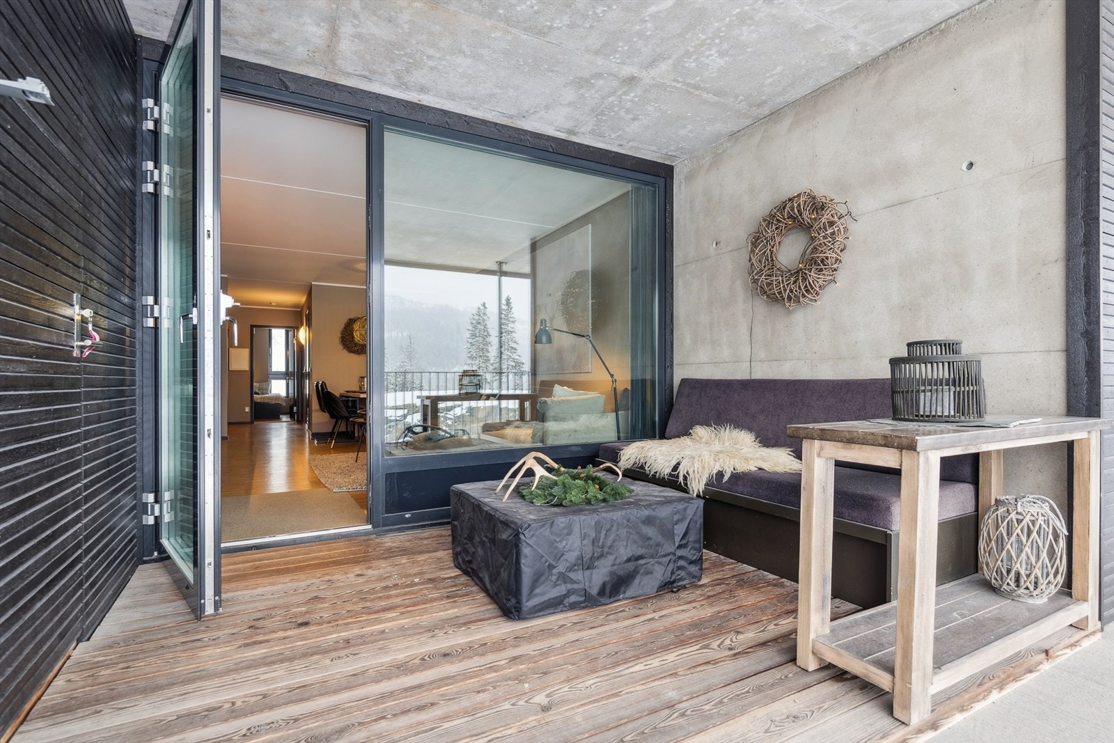Terrassen er et perfekt sted for avslapning etter en lang dag i bakken. Ved inngangspartiet er det en praktisk, låsbar skibod på 1 m². Galleribilde