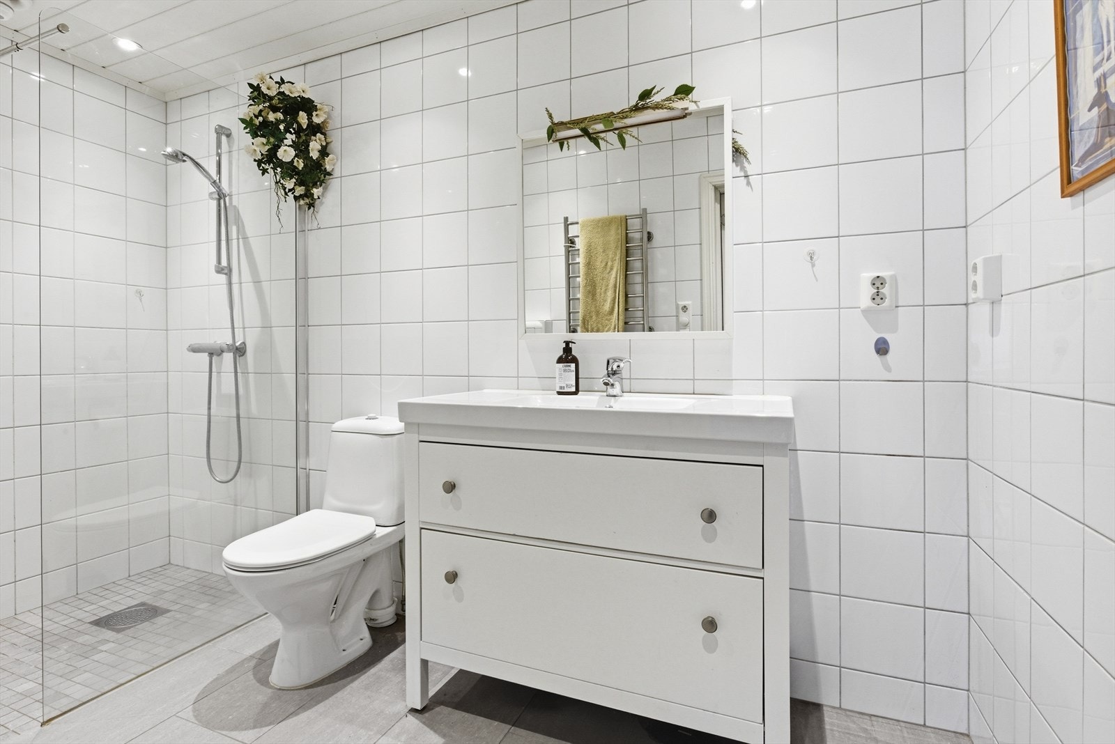 Badet i underetasjen ble etablert i 2015 og har fliser på gulv og vegger, samt varmekabler. Ikke godkjent til varig opphold. Galleribilde