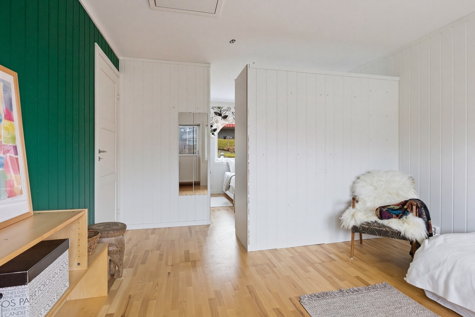 Hovedsoverommet er avdelt med en skaprekke, og med senger som kan fungere som 2 soverom. Galleribilde
