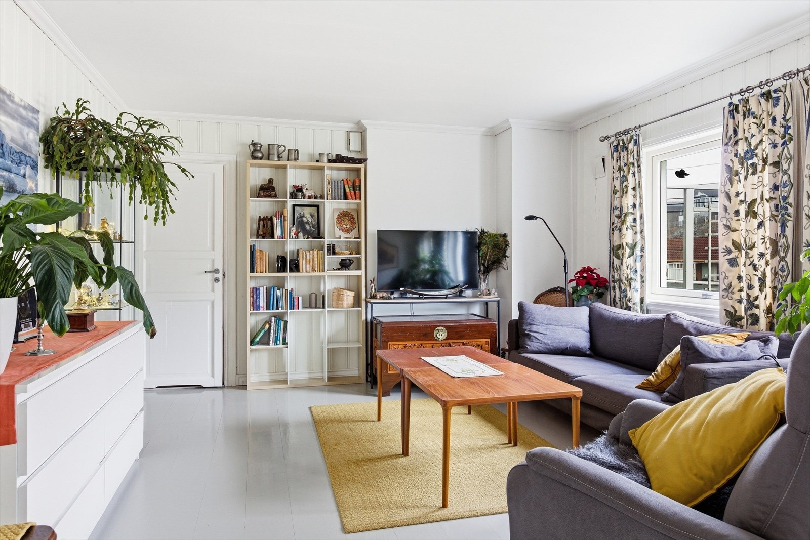 Stuen i underetasjen er et lunt rom med panel på veggene. Galleribilde
