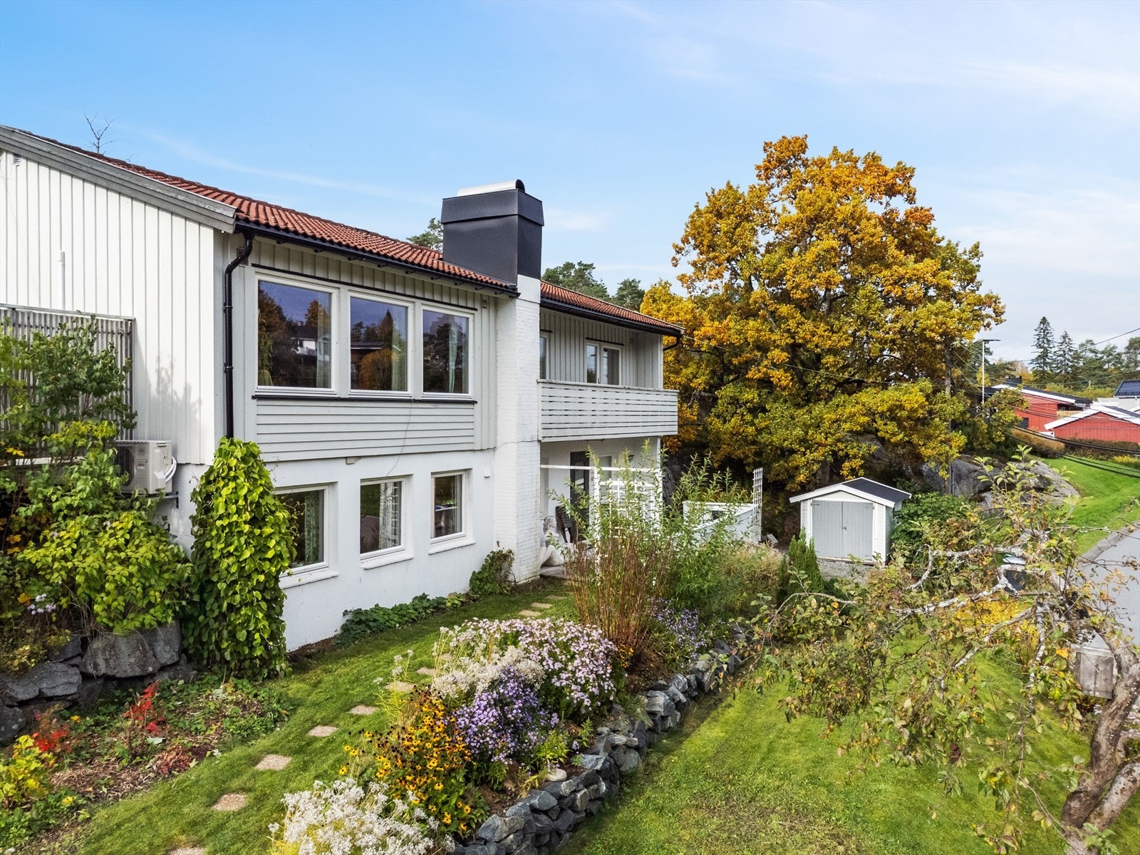 Eiendomsmegler 1 v/Erik Nickelsen presenterer Klosterveien 6. Enebolig i barnevennlige Strømbråten/Son. Sjarmerende hagetomt på over 1,6 mål. Galleribilde