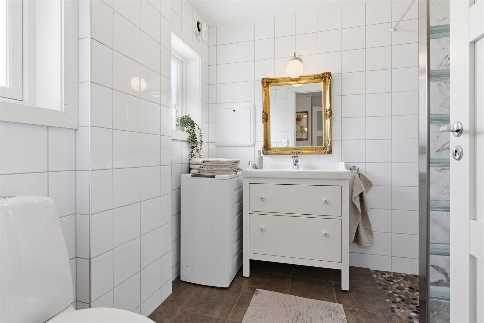 Badet i hovedetasjen ble pusset opp i 2013 og har flislagte overflater. Galleribilde