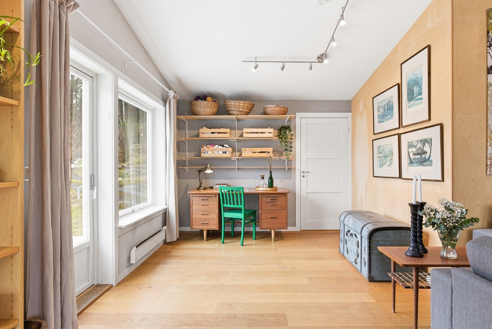 Fra stuen er det direkte utgang til en romslig terrasse på cirka 27 m². Galleribilde