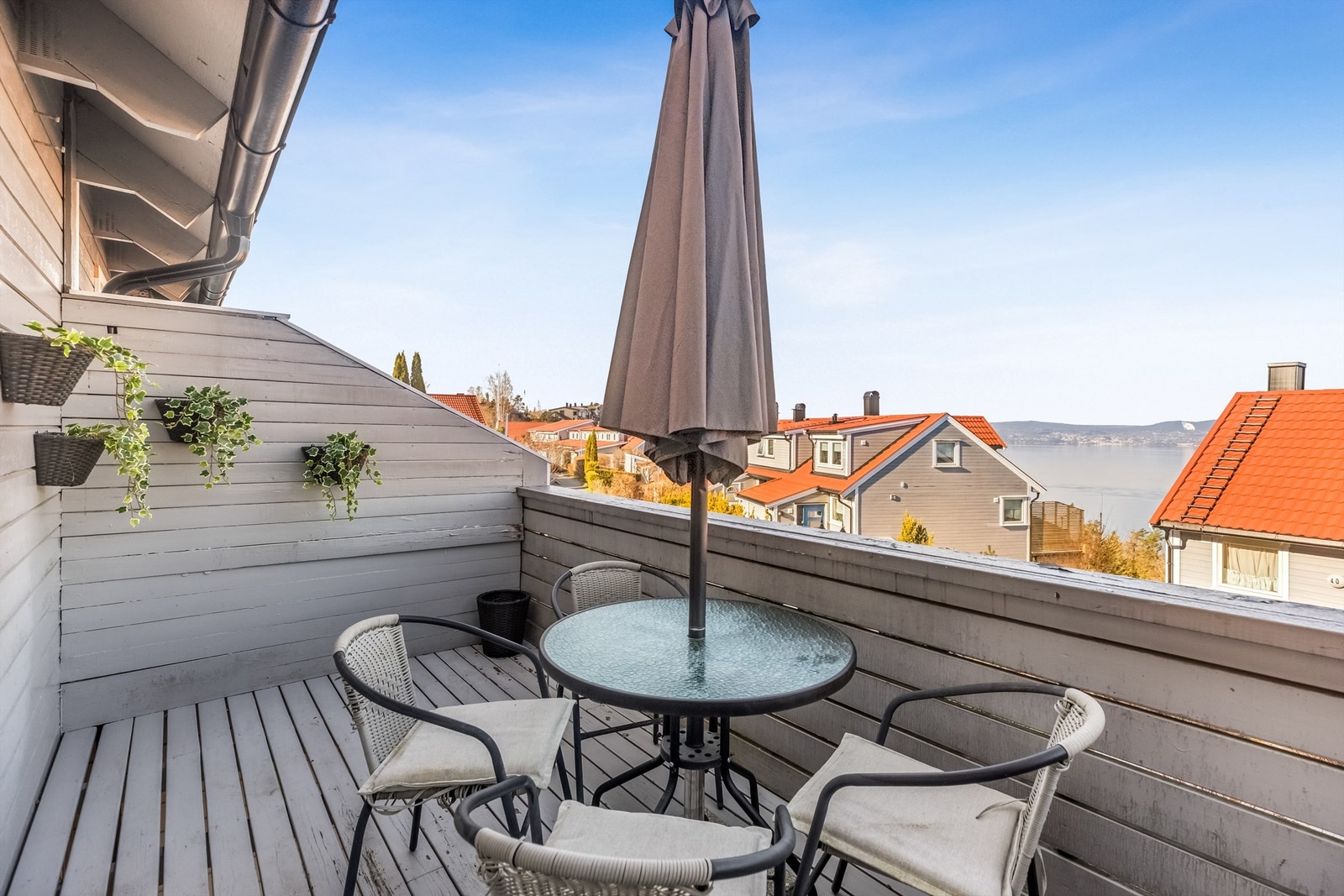 Balkongen er vestvendt med fjordgløtt og sol til de sene kveldstimene, noe som gjør den perfekt for både avslapning og sosiale kvelder. Galleribilde