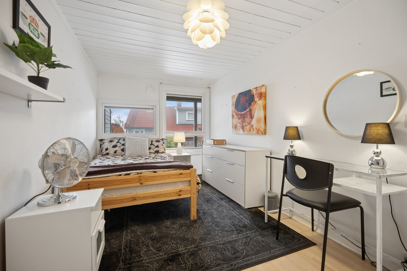Romslig soverom med plass til stor seng, pult og oppbevaring. Galleribilde