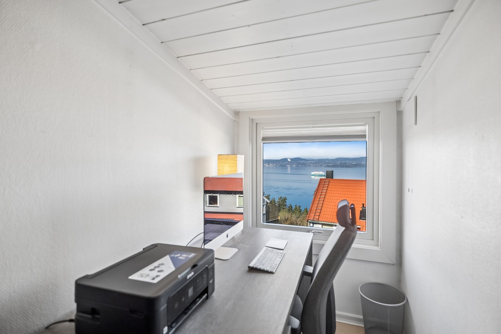 I loftsetasjen er det også plass til et hjemmekontor, med gode lysforhold fra vinduet som gjør rommet lyst, behagelig og velegnet for arbeid eller studier. (Rommet er ikke godkjent til varig opphold) Galleribilde
